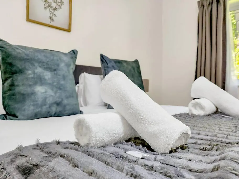 Spacious Two Bedroom Apartment In Newlands Cape Town