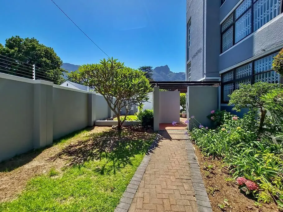 Spacious Two Bedroom Apartment In Newlands Cape Town