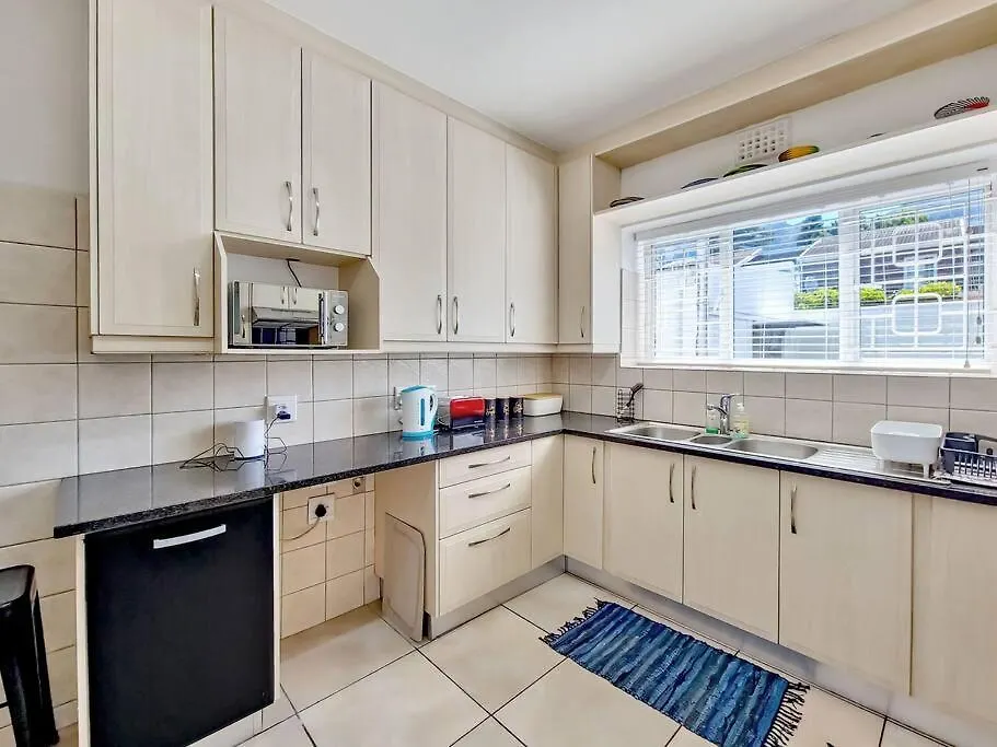 Spacious Two Bedroom Apartment In Newlands Cape Town