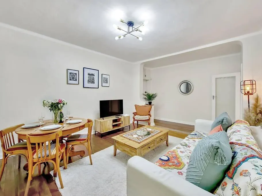 Spacious Two Bedroom Apartment In Newlands Cape Town 0*,
