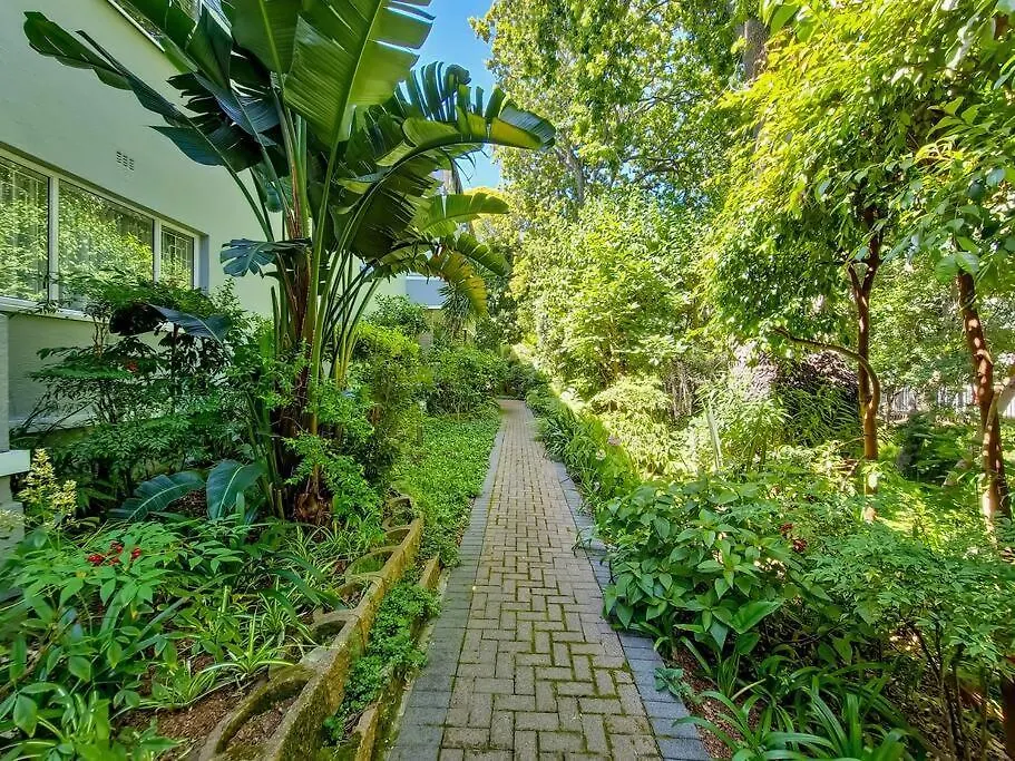 Spacious Two Bedroom Apartment In Newlands Cape Town